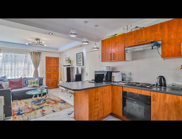 2 BEDROOM TOWNHOUSE FOR SALE IN MAGALIESBERG COUNTRY ESTATE
